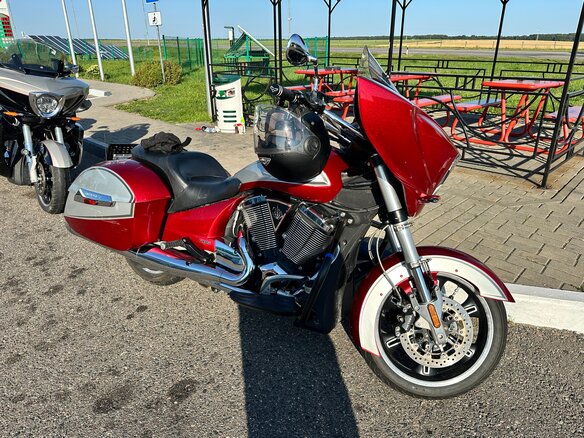 2012 Victory Cross Country, красный - вид 2