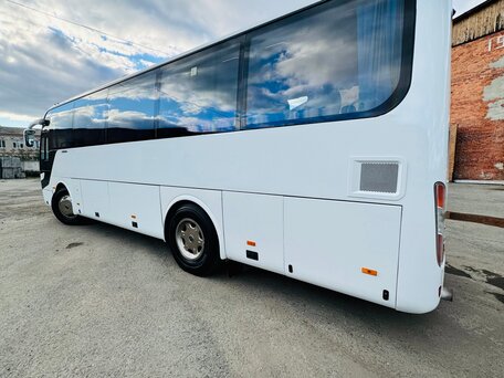 2017 Yutong ZK6938HB9, белый, 5600000 рублей, вид 4
