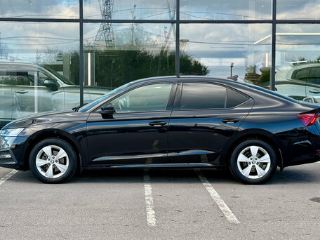 2021 Skoda Octavia IV (A8), чёрный, 2120000 рублей, вид 4