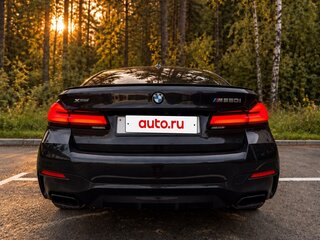 2021 BMW 5 серии M550i xDrive VII (G30/G31/G38) Рестайлинг, серый, 8490000 рублей, вид 3