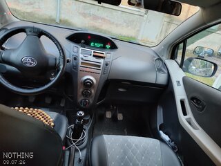 2011 Toyota Yaris II Рестайлинг, серый, 850000 рублей, вид 5