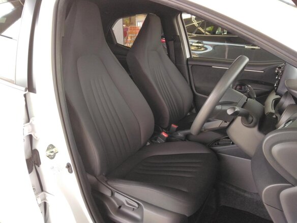 2023 Toyota Yaris IV, белый, 1060000 рублей - вид 11