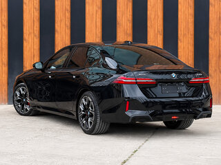 2025 BMW 5 серии 530i xDrive VIII (G60/G61/G68), чёрный, 8450000 рублей, вид 4