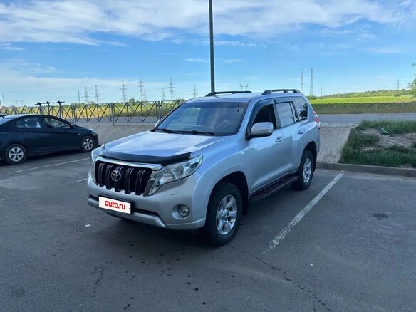 2014 Toyota Land Cruiser Prado 150 Series Рестайлинг 1, серебристый, 3150000 рублей - вид 2