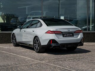 2025 BMW 5 серии 530i xDrive VIII (G60/G61/G68), серый, 9900000 рублей, вид 5