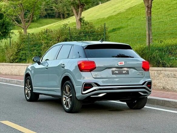 2022 Audi Q2 35 TFSI I Рестайлинг, серый - вид 4