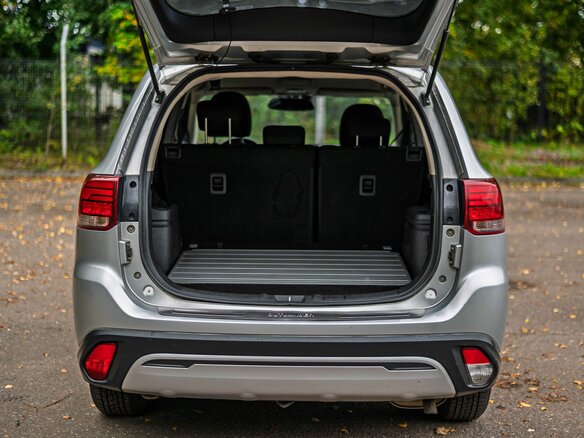 2018 Mitsubishi Outlander III Рестайлинг 2, серебристый, 1250000 рублей - вид 13
