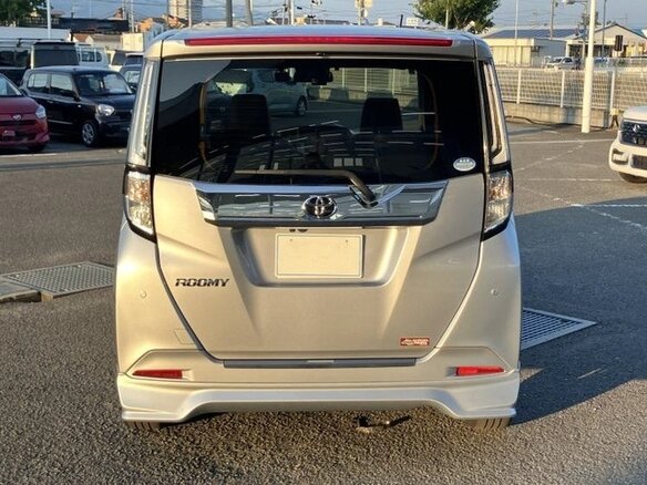 2023 Toyota Roomy I Рестайлинг, серебристый, 872000 рублей - вид 3