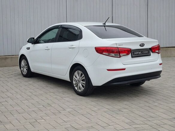 2015 Kia Rio III Рестайлинг, белый - вид 4
