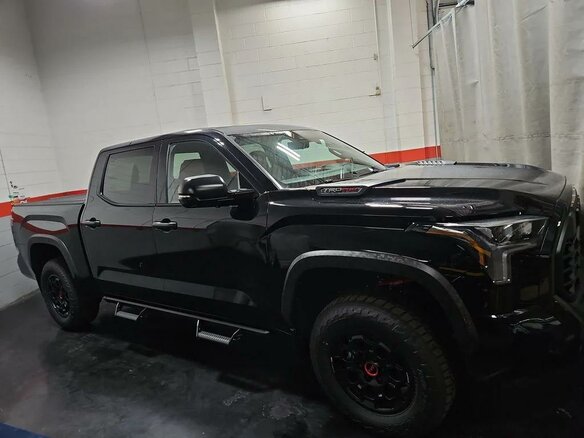2026 Toyota Tundra CrewMax III, чёрный - вид 5