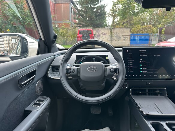 2026 Toyota bZ3X 58.3 kWh, серебристый, 2950000 рублей - вид 10