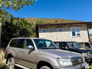 2001 Toyota Land Cruiser 105 100 Series, серебристый, 1900000 рублей, вид 1