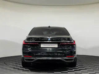 2021 BMW 7 серии 730d xDrive VI (G11/G12) Рестайлинг, чёрный, 6700000 рублей, вид 4