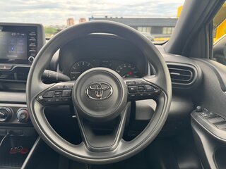 2020 Toyota Yaris IV, серебристый, 1470000 рублей, вид 5