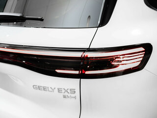 2026 Geely EX5 Гибрид EM-R, белый, 3829990 рублей, вид 4
