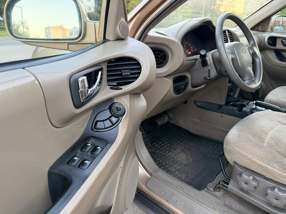 2004 Hyundai Santa Fe I, золотистый, 515000 рублей - вид 14