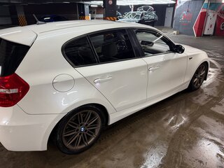 2009 BMW 1 серии 130i I (E81/E82/E87/E88) Рестайлинг, белый, 1500000 рублей, вид 5