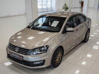 2016 Volkswagen Polo V Рестайлинг, бежевый, 900000 рублей, вид 2