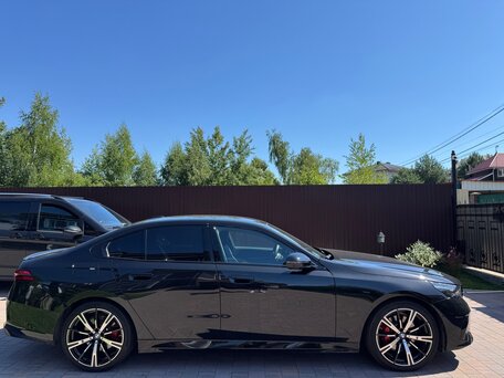 2025 BMW 5 серии 520d xDrive VIII (G60/G61/G68), чёрный, 8300000 рублей, вид 4