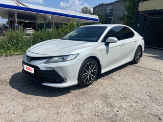 2021 Toyota Camry VIII (XV70) Рестайлинг, белый, 3100000 рублей, вид 1