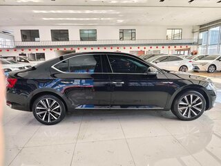 2023 Skoda Superb III Рестайлинг, чёрный, 1560000 рублей, вид 4