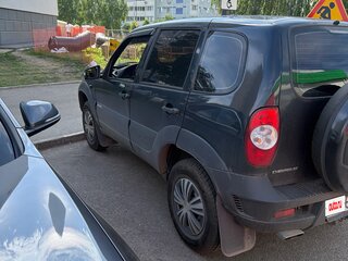 2010 Chevrolet Niva I Рестайлинг, чёрный, 375000 рублей, вид 3