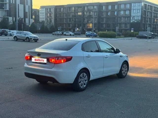 2013 Kia Rio 4-speed III, белый, 560000 рублей, вид 4