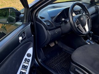 2013 Hyundai Solaris I, чёрный, 900000 рублей, вид 3