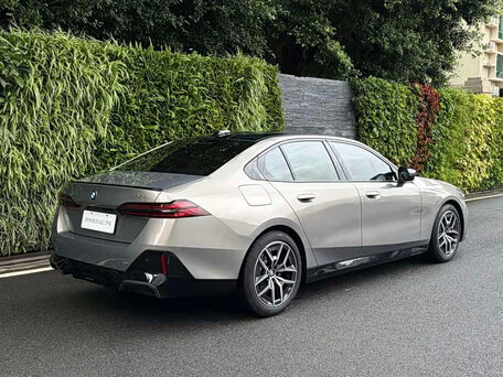2025 BMW 5 серии 525i VIII (G60/G61/G68), бежевый, 5490000 рублей, вид 5