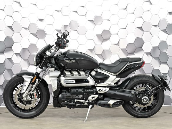2023 Triumph Rocket 3, чёрный, 2199000 рублей - вид 3