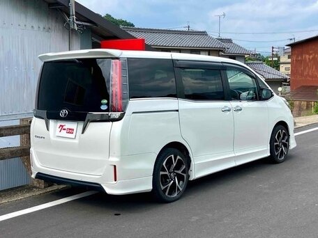 2019 Toyota Noah III (R80) Рестайлинг, белый, 2990000 рублей, вид 3