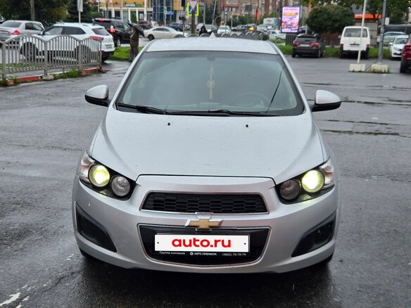 2013 Chevrolet Aveo II, серебристый, 680000 рублей
