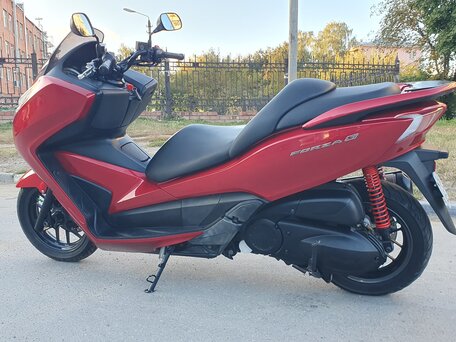 2013 Honda Forza, красный, 333999 рублей, вид 3