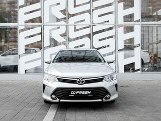 2015 Toyota Camry VII (XV50) Рестайлинг, серебристый, 1830000 рублей, вид 3