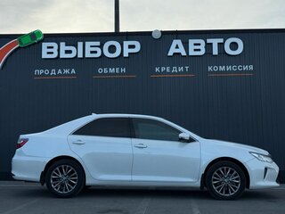 2015 Toyota Camry VII (XV50) Рестайлинг, белый, 2249000 рублей, вид 3