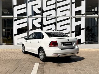 2017 Volkswagen Polo V Рестайлинг, белый, 950000 рублей, вид 2