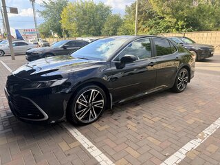 2021 Toyota Camry VIII (XV70) Рестайлинг, чёрный, 2350000 рублей, вид 1