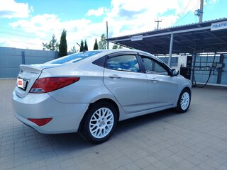 2014 Hyundai Solaris I Рестайлинг, серебристый, 690000 рублей, вид 3