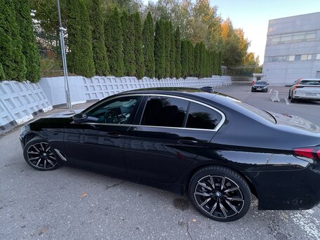 2021 BMW 5 серии 520i VII (G30/G31/G38) Рестайлинг, чёрный, 3850000 рублей, вид 3