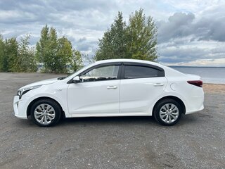 2021 Kia Rio IV Рестайлинг, белый, 1400000 рублей, вид 4