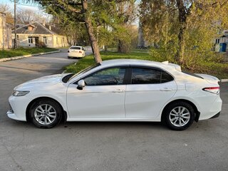2018 Toyota Camry VIII (XV70), белый, 2100000 рублей, вид 3