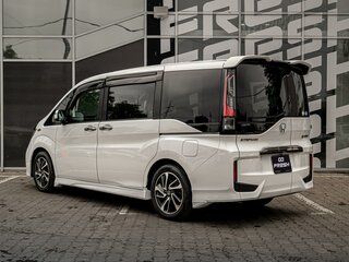 2017 Honda Stepwgn V, белый, 1990000 рублей, вид 2