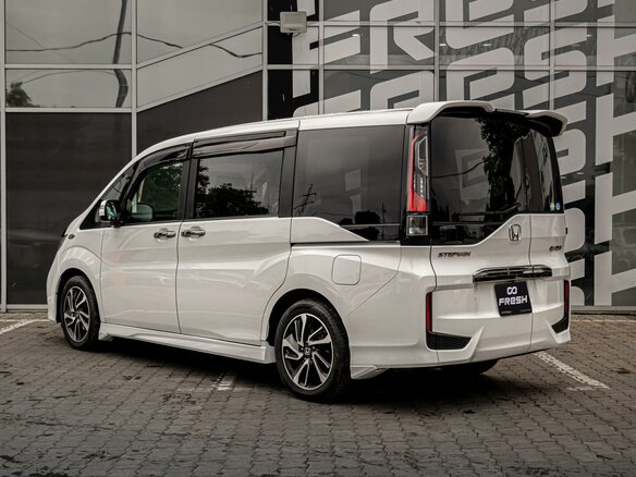 2017 Honda Stepwgn V, белый - вид 1