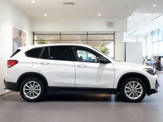 2020 BMW X1 20i xDrive II (F48) Рестайлинг, белый, 3570000 рублей, вид 4