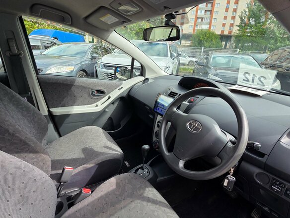 2010 Toyota Vitz II (XP90), серый, 419000 рублей - вид 4