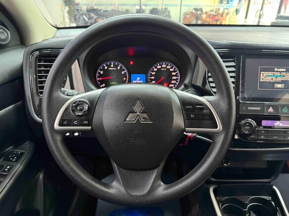 2022 Mitsubishi Outlander III Рестайлинг 3, белый, 1800000 рублей - вид 8