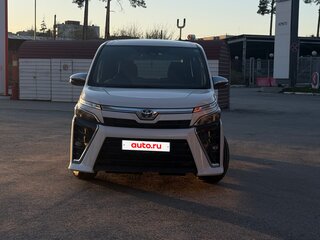 2019 Toyota Voxy III (R80) Рестайлинг, белый, 2400000 рублей, вид 2