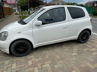 2001 Toyota Vitz I (P10), белый, 345000 рублей, вид 4