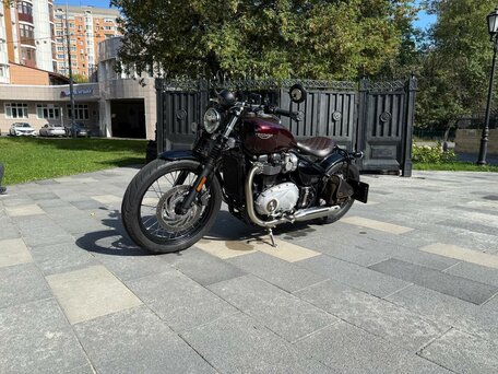 2019 Triumph Bonneville Bobber, пурпурный, 1600000 рублей, вид 2