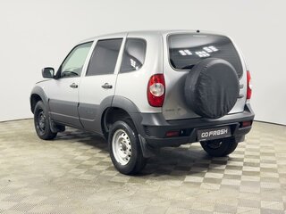 2018 Chevrolet Niva I Рестайлинг, серебристый, 679900 рублей, вид 2
